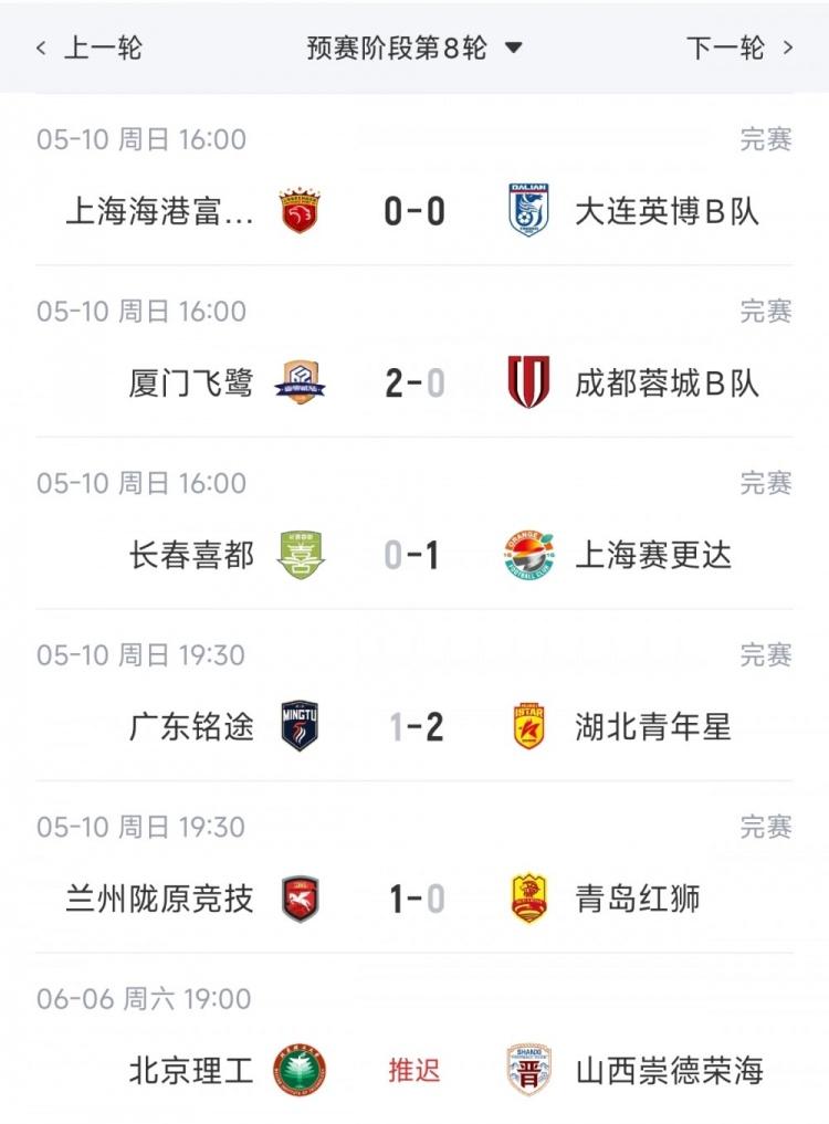 忆当年...？转播镜头给到场边热身的内马尔，他看向场内维尼修斯